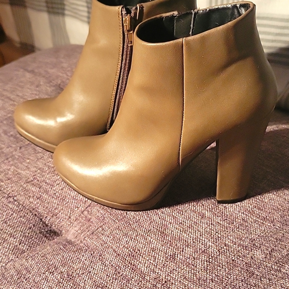 "D " high heel boots,  Grey, size 7 womens US
